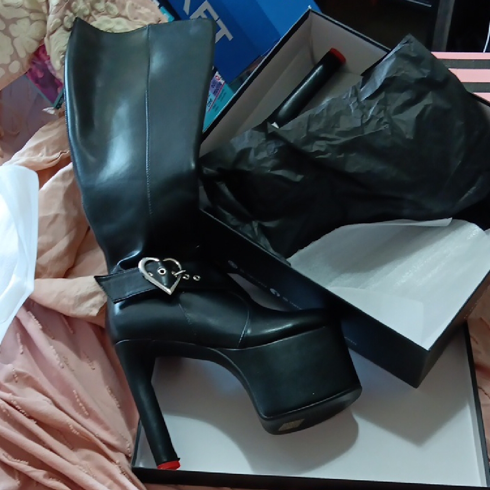 Lamoda Heart Buckel Size 9 New In Box